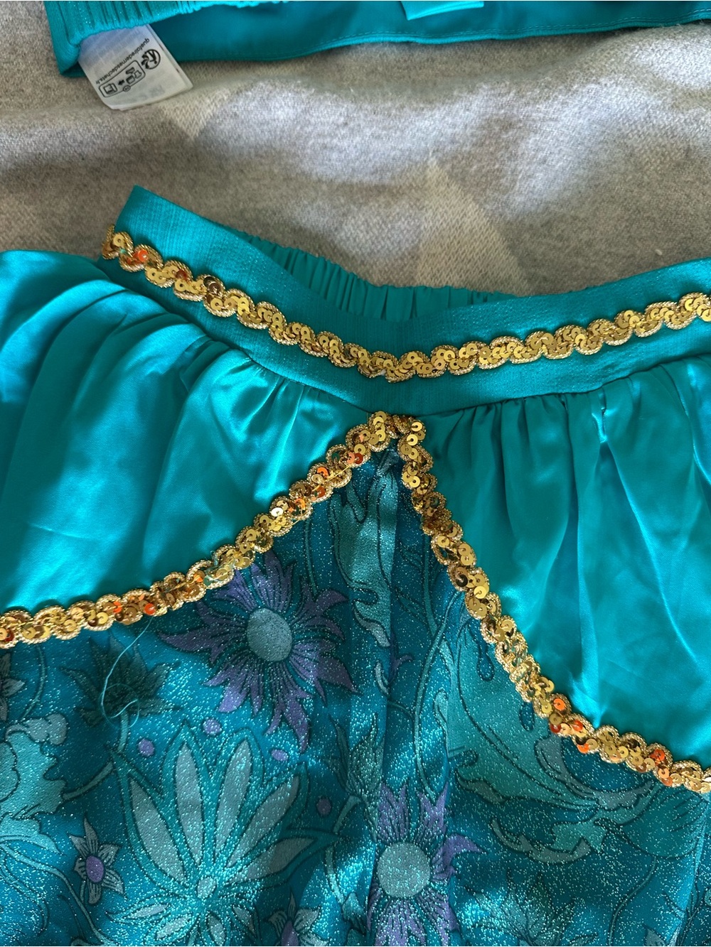 Disney’s Aladdin Princess Jasmine Dress-up Set Two-Piece size Small 5-6 - Picture 5 of 12